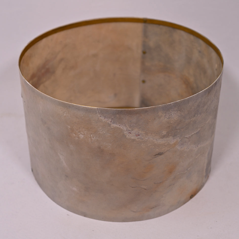 Détail de l'abat-jour en feuille de pierre . H22xL36cm. Atelier Maus