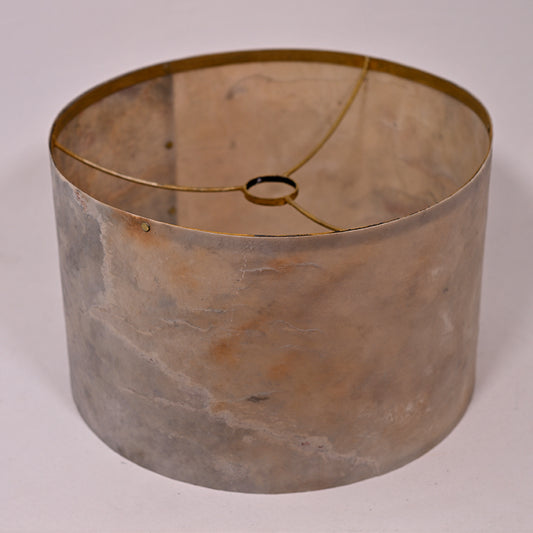 Vue de l'abat_jour en feuille d'ardoise et acier bronzé. H22xL36cm. Atelier Maus