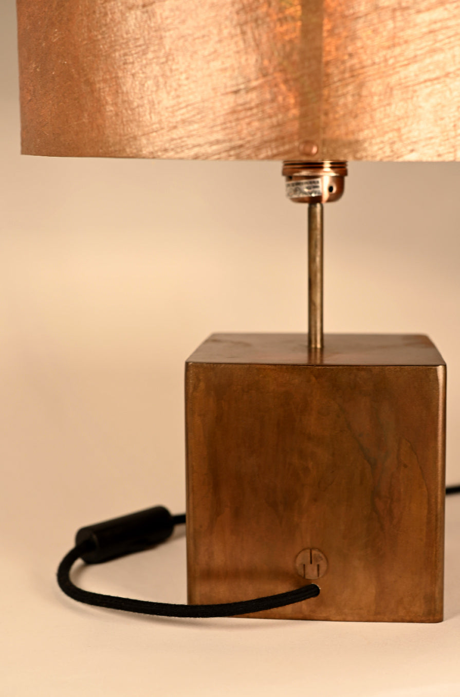 Détail du cube en acier patiné cuivré, fabrication artisanale Atelier Maus