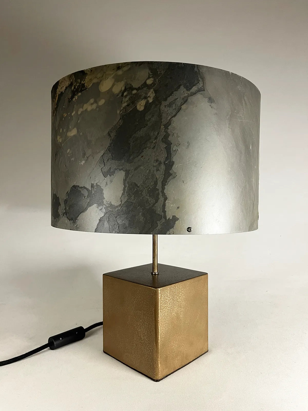 Lampe en acier revêtu de poudre de bronze et son abat-jour en feuille d'ardoise rustique éteinte, modèle Cassini, style minimaliste wabi-sabi par l'atelier Maus