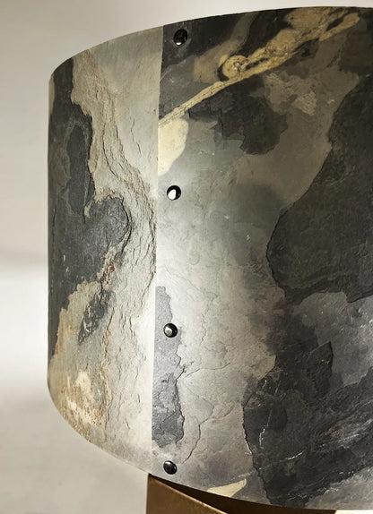 Détail de l'abat-jour en feuille d'ardoise rustique éteint, rivets de fixation en acier patiné, modèle Cassini au style wabi-sabi par l'atelier Maus