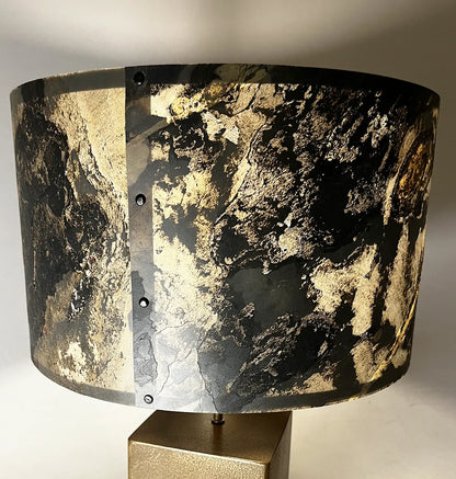Gros plan de l'abat-jour de la Lampe  en feuille d'ardoise rustique allumée, modèle Cassini au style minimaliste wabi-sabi par l'atelier Maus