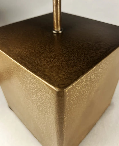 Détail du piètement de la lampe en acier revêtu de poudre de bronze, modèle Cassini, pièce unique de l'atelier Maus
