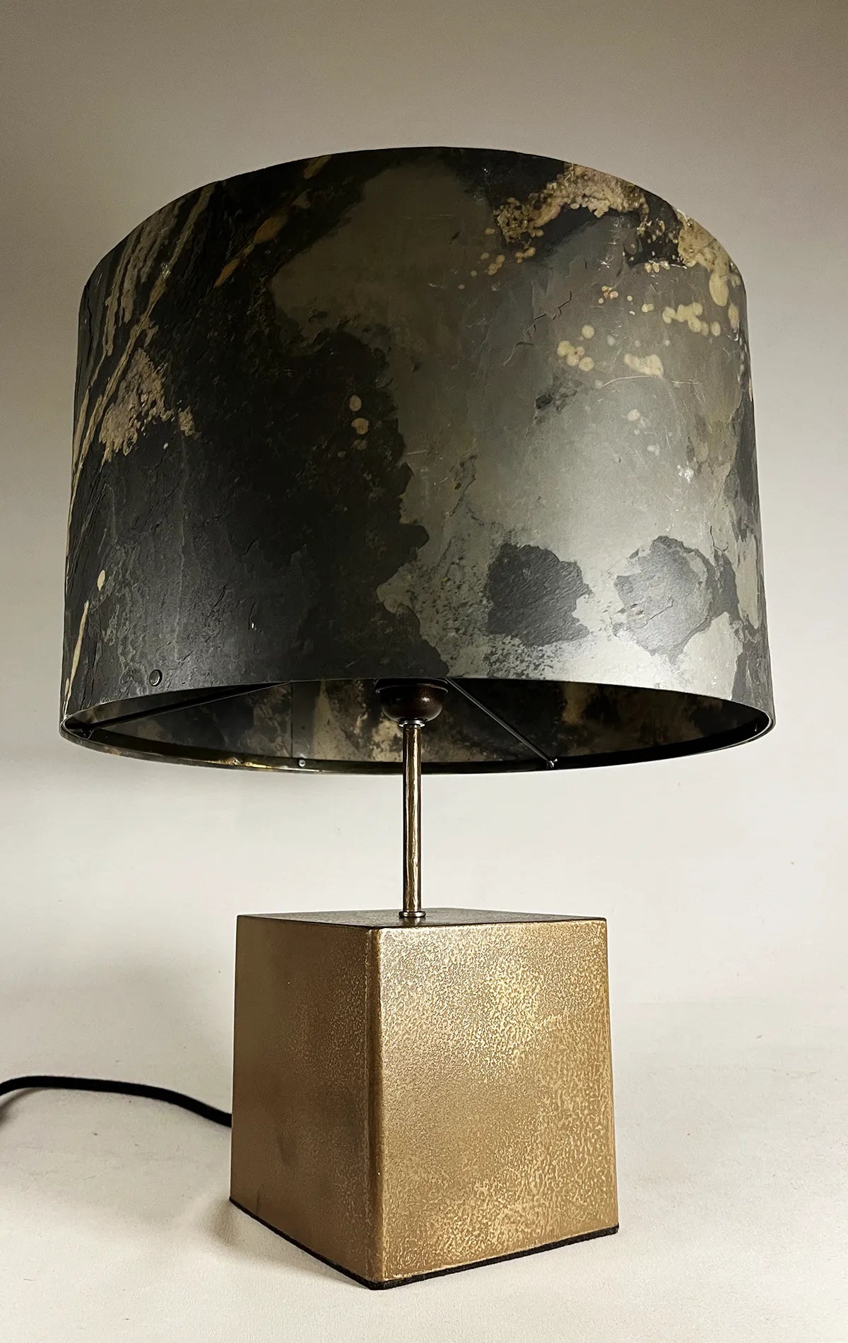 Lampe en acier revêtu de poudre de bronze et son abat-jour en feuille d'ardoise rustique éteinte, modèle Cassini au style minimaliste wabi-sabi par l'atelier Maus