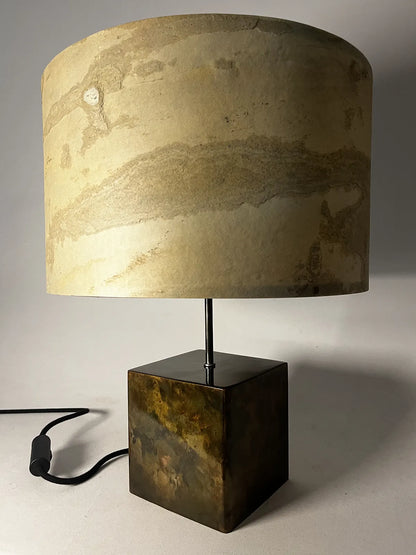 Lampe à poser Cassini Aura éteinte. piètement cubique aux couleurs irisées et abat-jour en feuille d'ardoise nuancée de beiges, ocres et brun