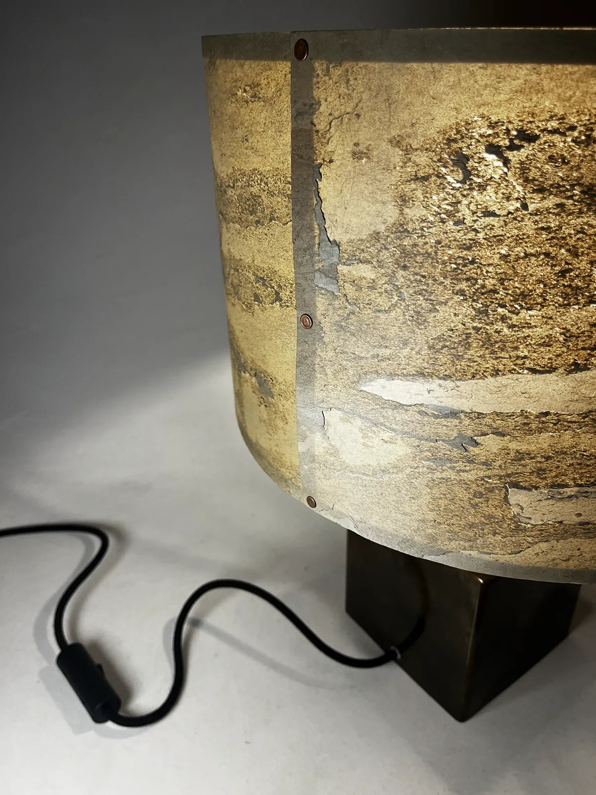 Vue arrière de l'Abat jour en feuille d'ardoise nuancée de beiges, ocres et brun de la Lampe à poser Cassini Aura éteinte 