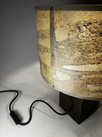 Vue arrière de l'Abat jour en feuille d'ardoise nuancée de beiges, ocres et brun de la Lampe à poser Cassini Aura éteinte 
