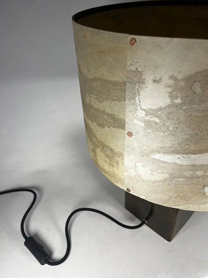 detail de l'abat-jour de la Lampe à poser Cassini Aura éteinte. Abat-jour en feuille d'ardoise nuancée de beiges, ocres et brun et fixation par rivets cuivre