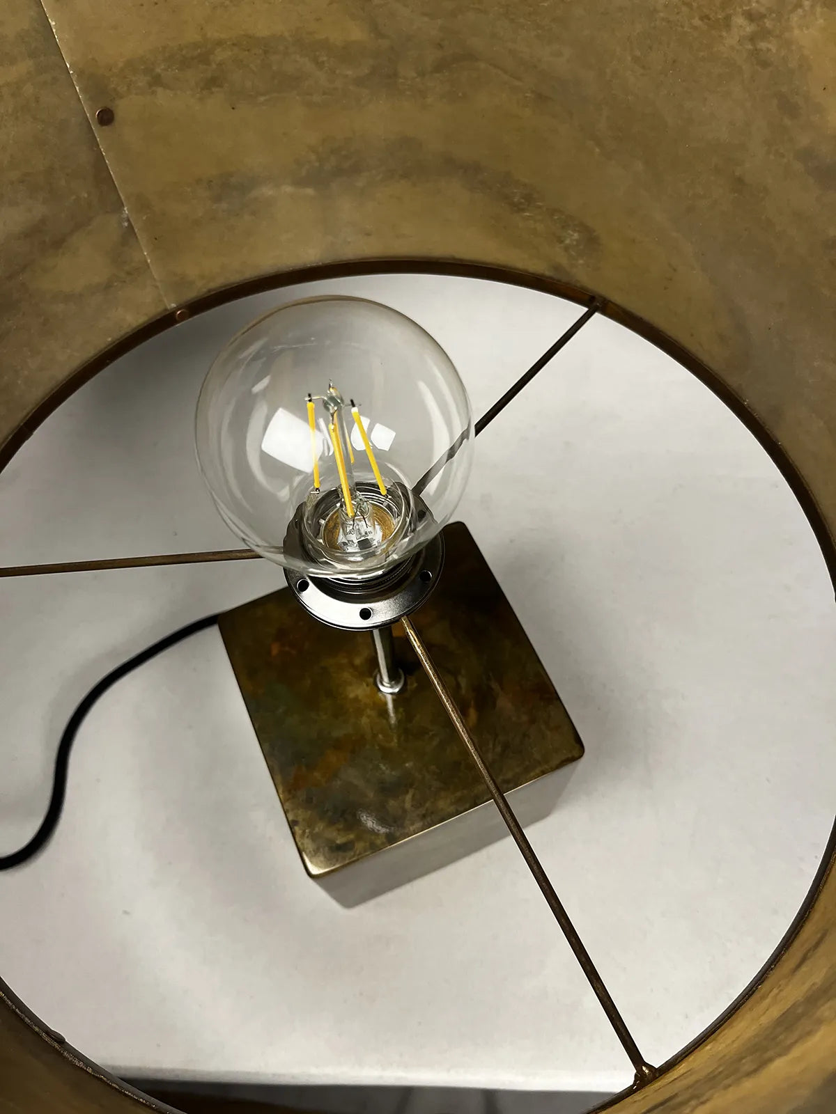 Détail de la Lampe à poser Cassini Aura éteinte. piètement cubique aux couleurs irisées et abat-jour en feuille d'ardoise nuancée de beiges, ocres et brun