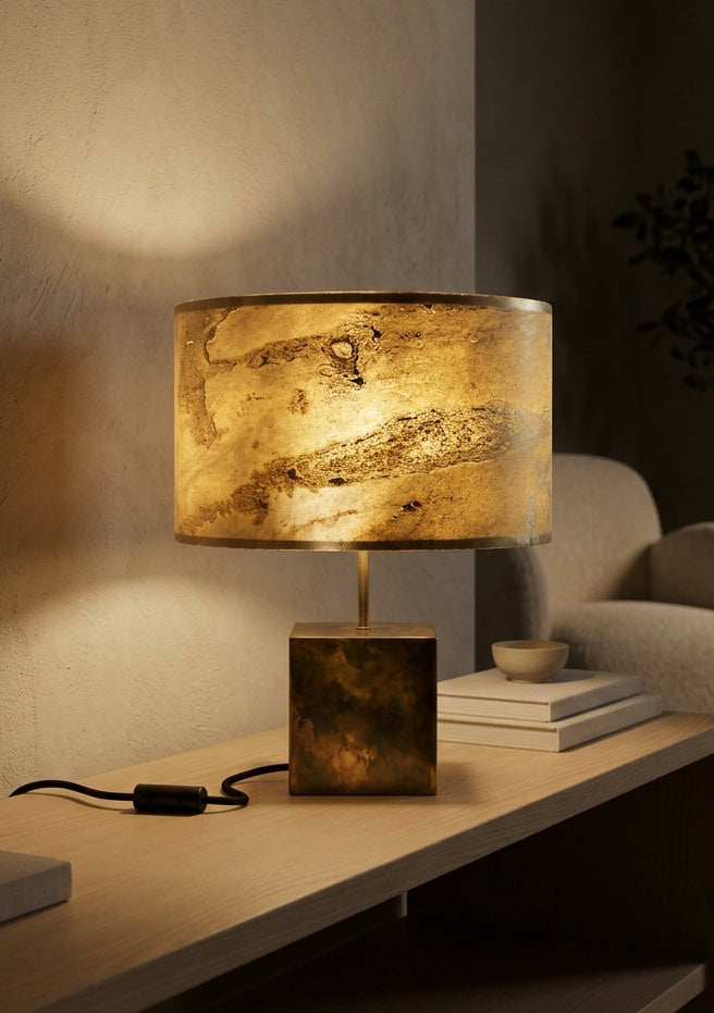 Mise en scène virtuelle de la Lampe à poser Cassini Aura en ardoise Tan et acier patiné irisé aux nuances brunes, vertes, bleues et ocres. Style contemporain organique