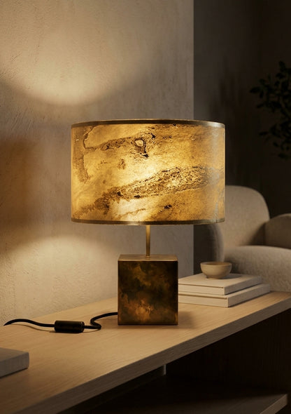 Mise en scène virtuelle de la Lampe à poser Cassini Aura en ardoise Tan et acier patiné irisé aux nuances brunes, vertes, bleues et ocres. Style contemporain organique