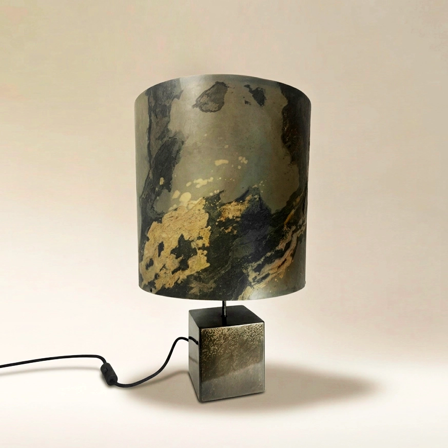 lampe en acier patiné et ardoise rustique Cassini éteinte. Pièce unique artisanale de l'atelier Maus, style wabi sabi