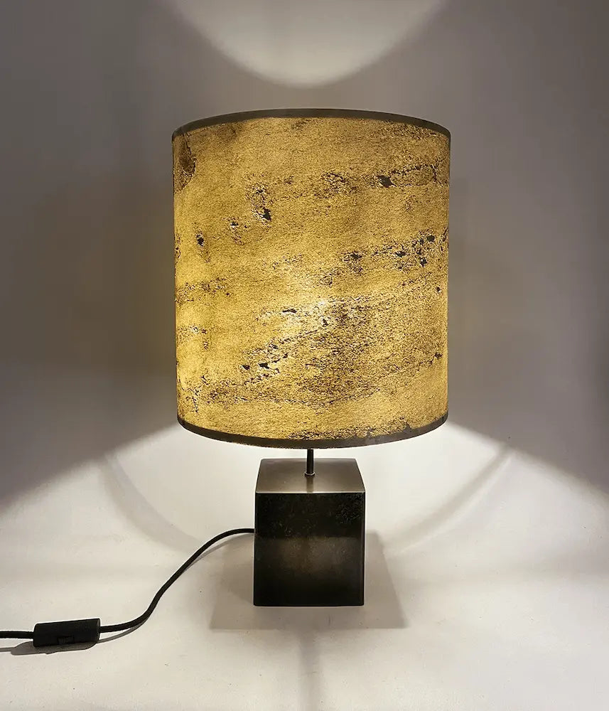 Lampe Cassini Nova allumée - lumière tamisée dorée et ocre à travers l'ardoise Tan, ambiance chaleureuse Taille L