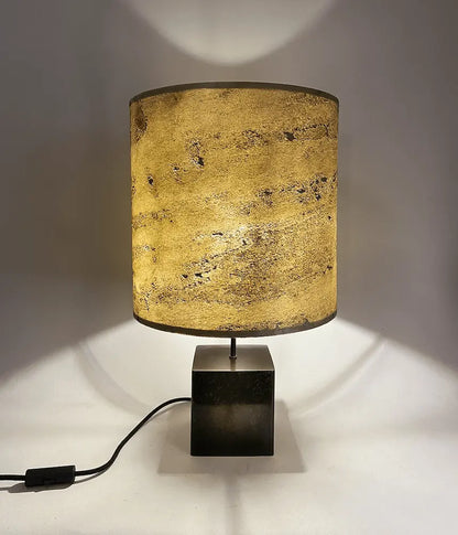 Lampe Cassini Nova allumée - lumière tamisée dorée et ocre à travers l'ardoise Tan, ambiance chaleureuse Taille L