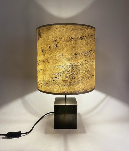 Lampe Cassini Nova allumée - lumière tamisée dorée et ocre à travers l'ardoise Tan, ambiance chaleureuse