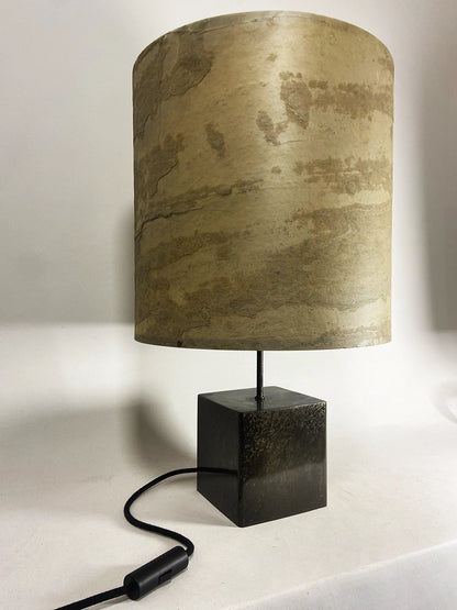 Vue de trois quarts de la lampe Cassini Nova - contraste entre l'ardoise Tan et l'acier noir moucheté