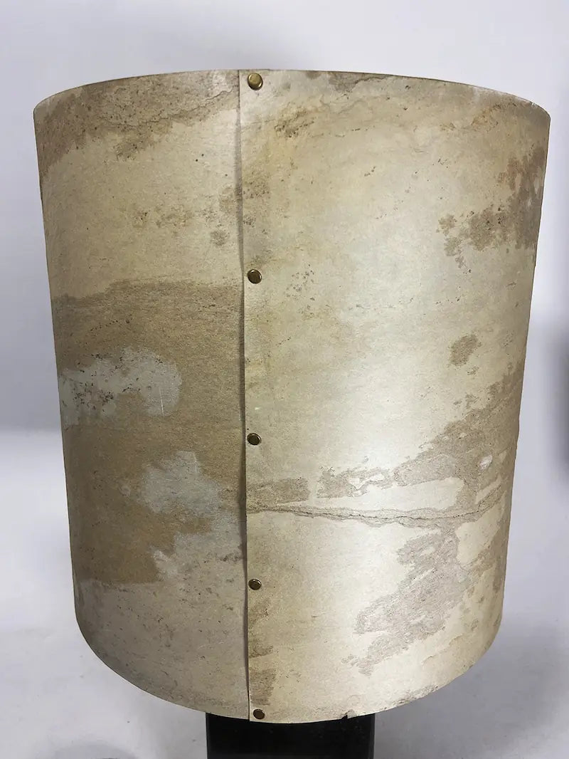 Détail de l'abat-jour en feuille d'ardoise Tan - nuances beige et brun chaud, dégradés naturels
