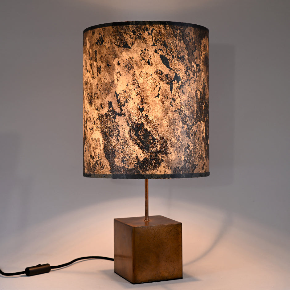 Lampe Cassini Nova patine cuivre et ardoise rustique allumée