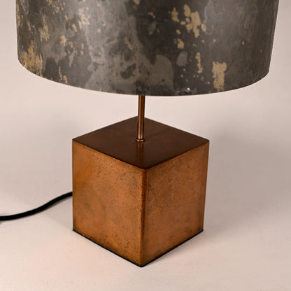 Détail de la grande lampe Cassini Nova - finition cuivre artisanale et ardoise gris-beige