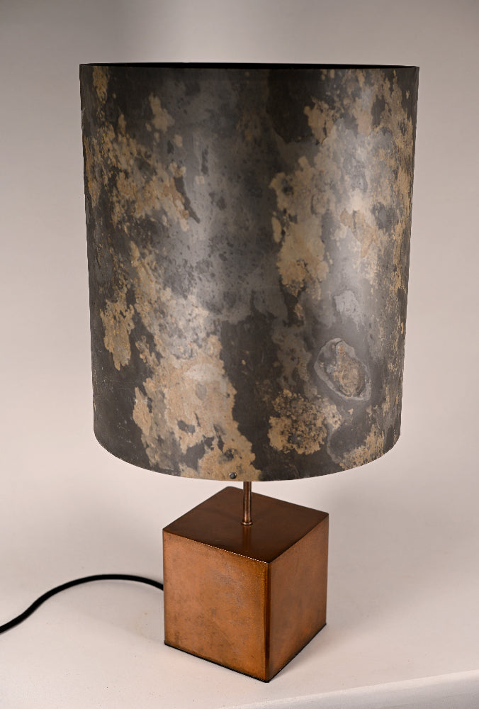 Vue rapprochée lampe Cassini Nova - abat-jour ardoise rustique et piètement cuivré