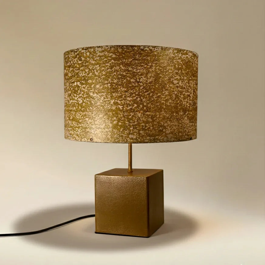 Lampe à poser Cassini Aura avec cube en acier poudre de laiton et abat-jour en mica blanc teinté or, hauteur 50 cm