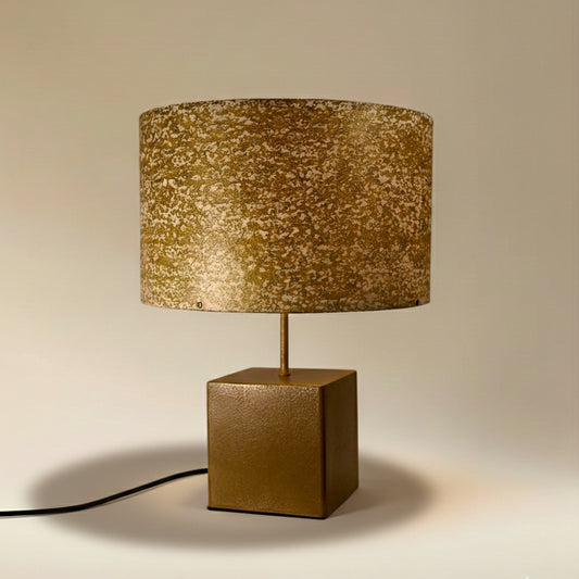 Lampe à poser Cassini Aura avec cube en acier poudre de laiton et abat-jour en mica blanc teinté or, hauteur 50 cm