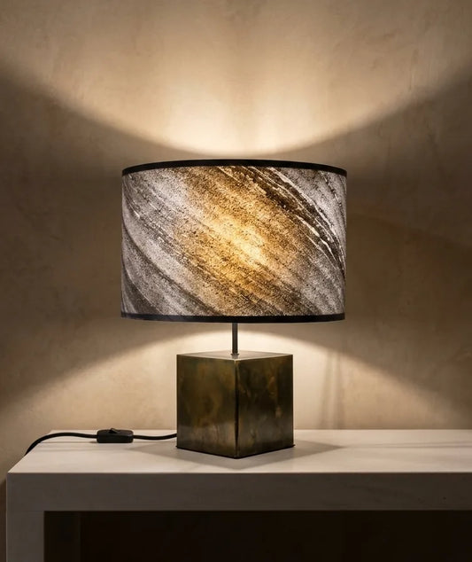 Lampe Cassini Aura, piètement acier patiné noir brun irisé, abat-jour ardoise zébrée – vue principale