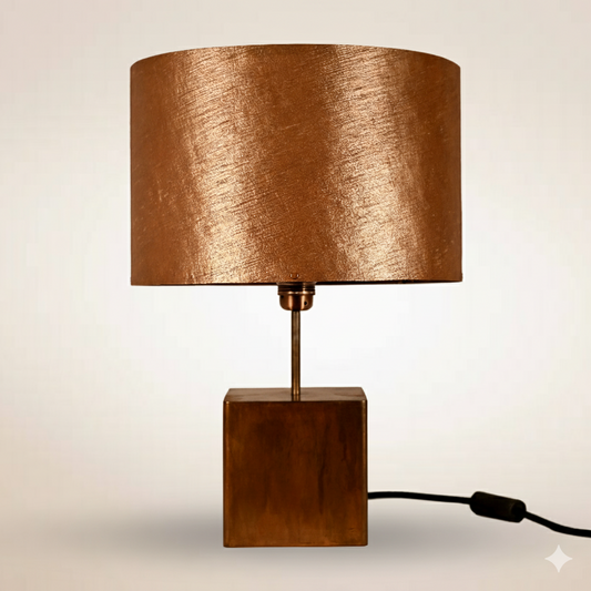Lampe à poser Cassini Aura avec cube en acier cuivré et abat-jour en feuille de mica cuivré structuré, hauteur 50 cm