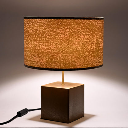 Lampe à poser Cassini Aura avec cube en acier poudre de laiton et abat-jour en mica blanc teinté or