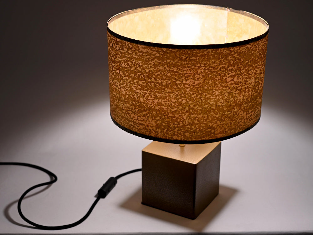 Lampe Cassini Aura allumée diffusant une lumière douce et chaleureuse à travers le mica doré