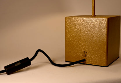 Détail du cube en acier poudre de laiton, finition artisanale Atelier Maus