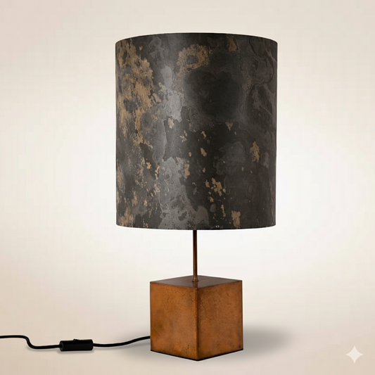 Grande lampe à poser Cassini Nova avec piètement en acier cuivré et abat-jour en feuille d'ardoise rustique gris-beige