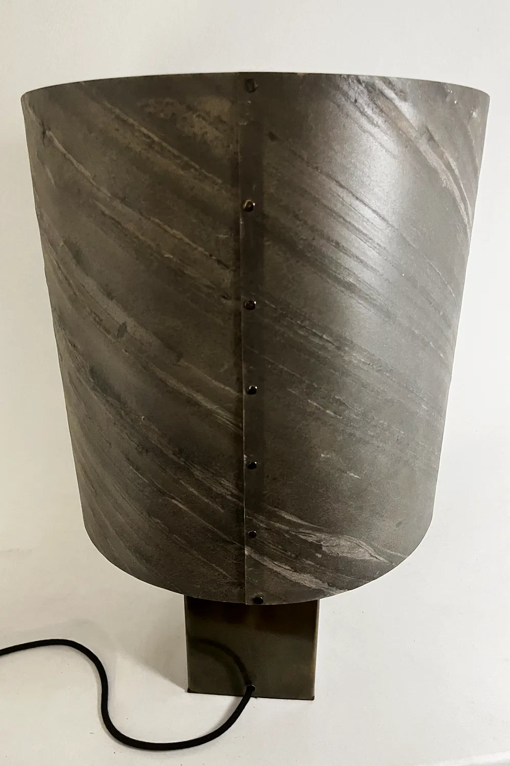 Vue d'ensemble Cassini Nova – luminaire artisanal ardoise et acier irisé, fabrication française (Tarn), pièce unique