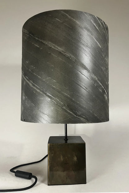 Vue d'ensemble de la lampe Cassini Nova éteinte – luminaire artisanal ardoise et acier irisé, fabrication française (Tarn), pièce unique