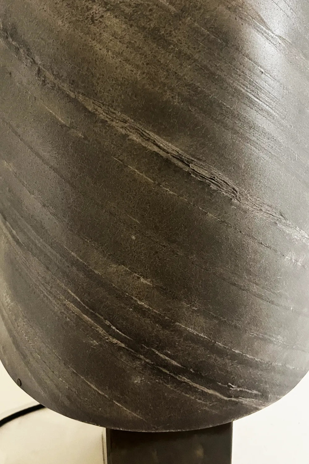 Vue de l'abat-jour de la lampe Cassini Nova éteinte – luminaire artisanal ardoise et acier irisé, de l'atelier Maus