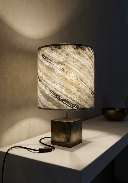 Lampe à poser Cassini Nova – abat-jour cylindrique ardoise zébrée Ø38 cm, piètement cube acier patiné noir brun irisé