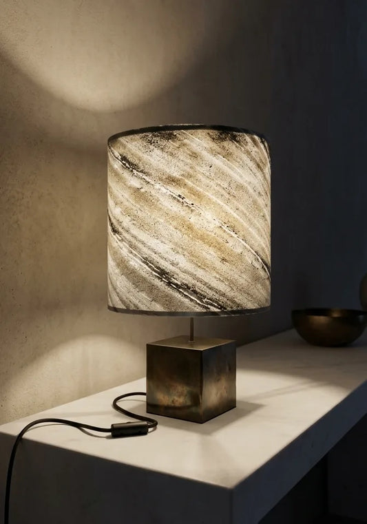 Lampe à poser Cassini Nova – abat-jour cylindrique ardoise zébrée Ø38 cm, piètement cube acier patiné noir brun irisé