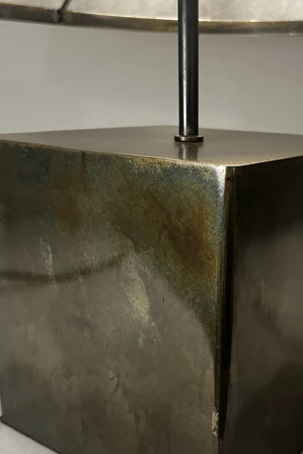 Base cubique acier patiné noir brun irisé – détail finition artisanale Cassini Aura, fabrication française Tarn