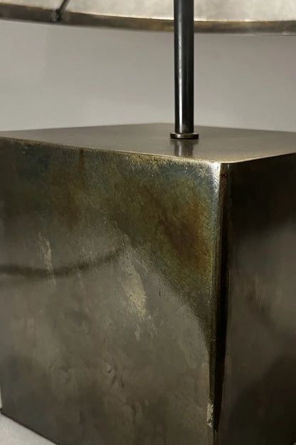 Base cubique acier patiné noir brun irisé – détail finition artisanale Cassini Aura, fabrication française Tarn