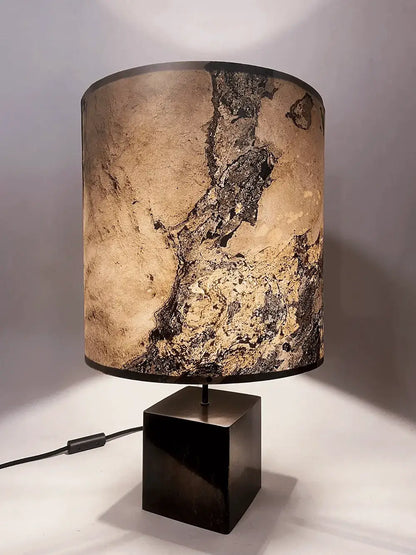 Lampe Cassini Nova en acier et ardoise rustique allumée | Atelier Maus
