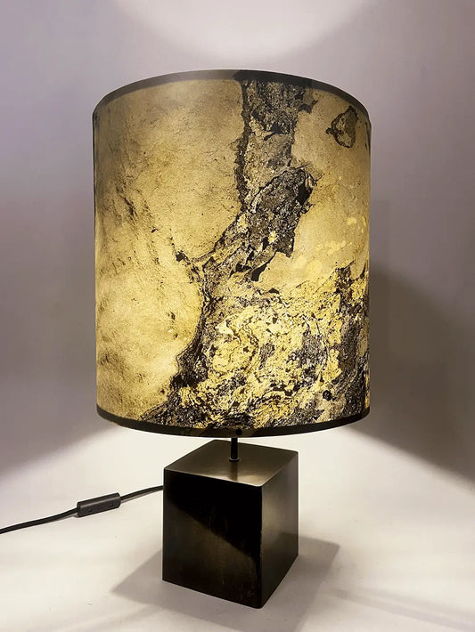Lampe Cassini Nova en acier et ardoise rustique allumée | Atelier Maus