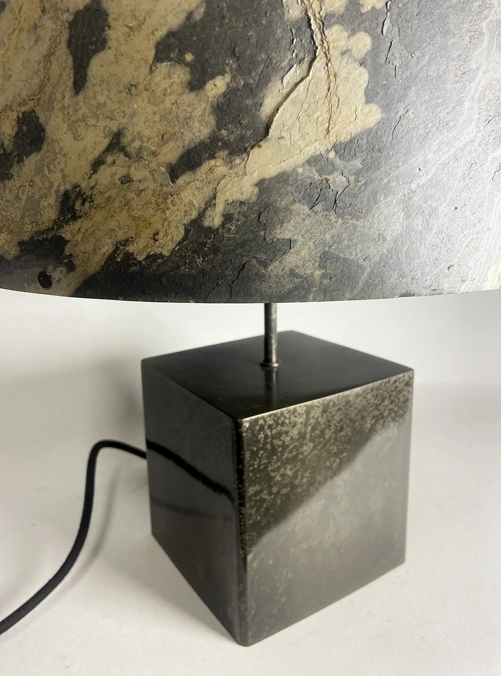 Détail de la Lampe Cassini Nova en acier et ardoise rustique | Atelier Maus