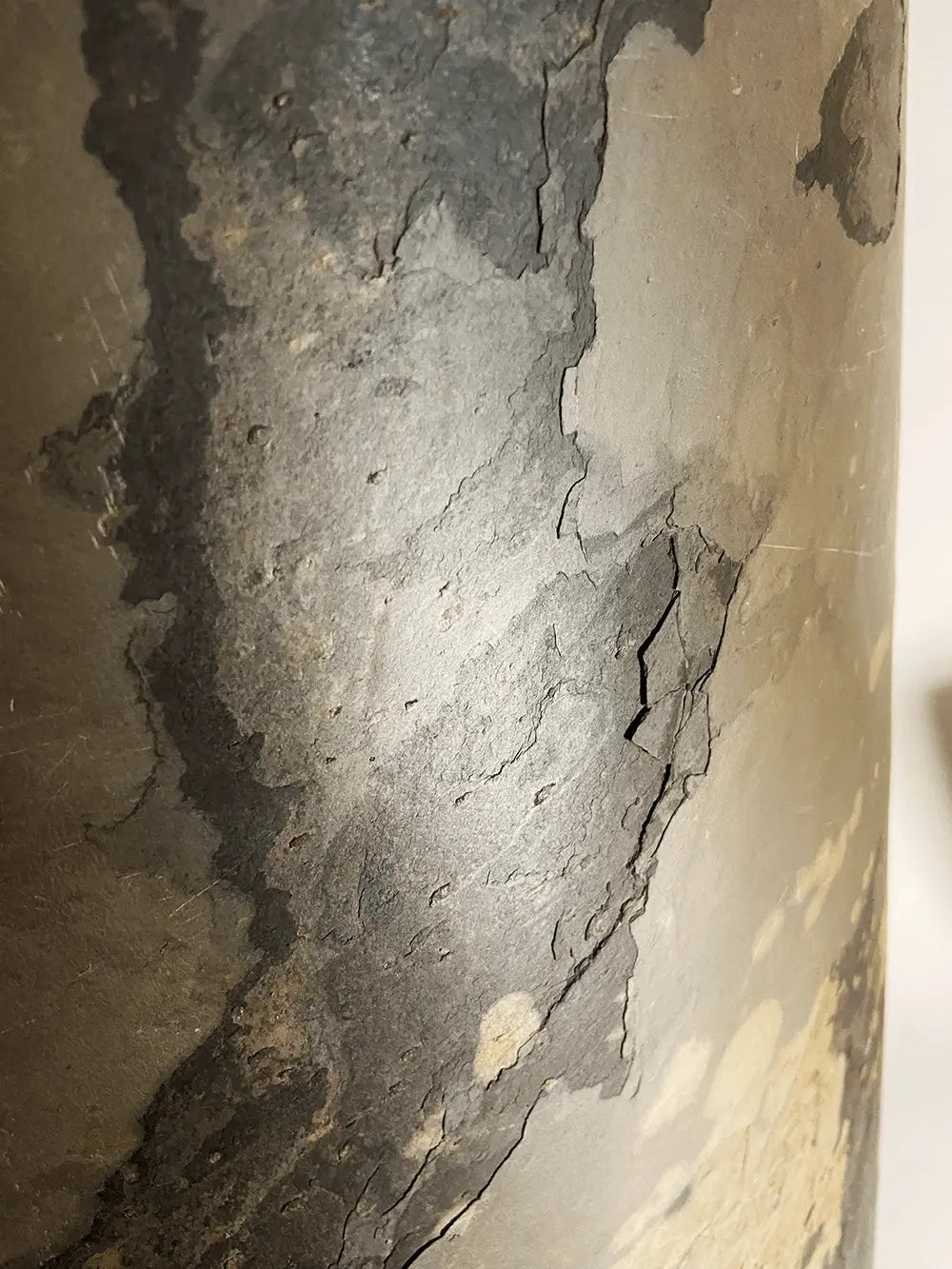 Détail de l'abat-jour de la Lampe Cassini Nova en acier et ardoise rustique | Atelier Maus