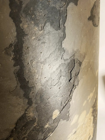 Détail de l'abat-jour de la Lampe Cassini Nova en acier et ardoise rustique | Atelier Maus