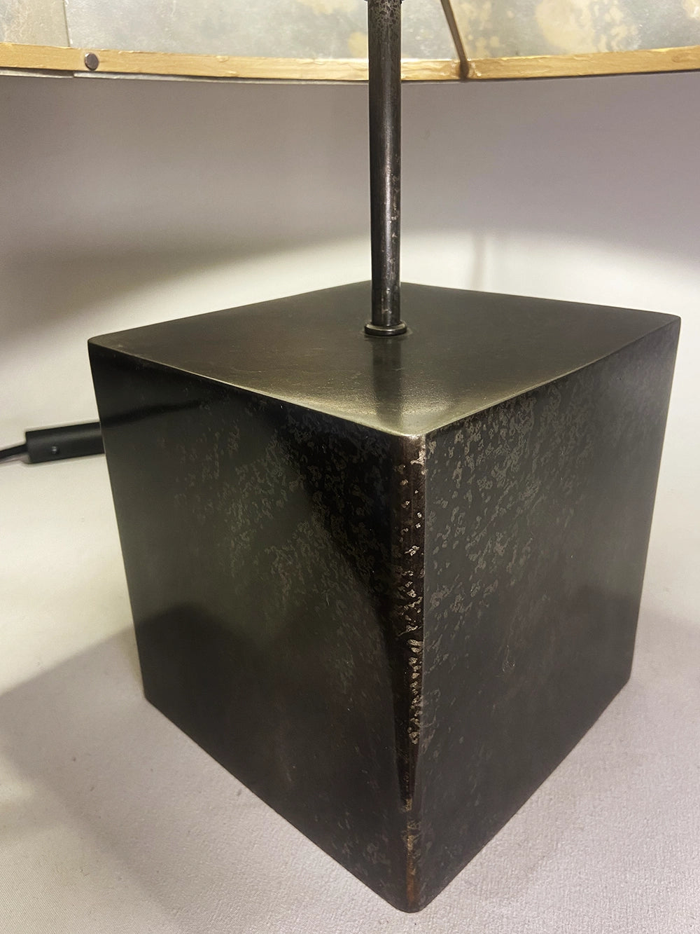 Détail du piètement en acier patiné de la Lampe Cassini Nova en acier et ardoise rustique | Atelier Maus