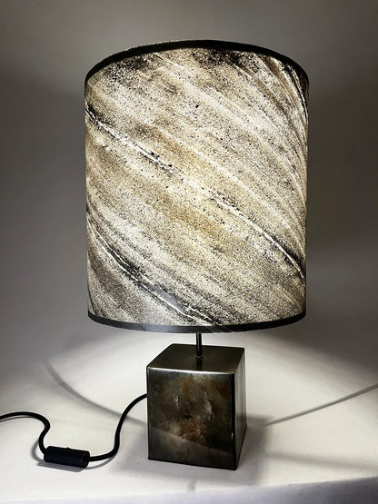 Vue de face lampe Cassini Nova – zébrures graphiques ardoise naturelle translucide, format généreux H63 cm