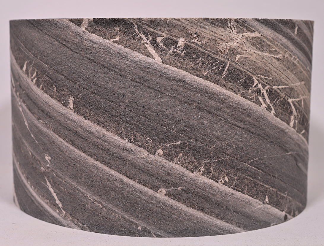 Vue de détail de l'abat-jour en feuille de marbre. H22xL36cm. Atelier Maus