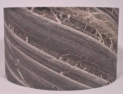 Vue de détail de l'abat-jour en feuille de marbre. H22xL36cm. Atelier Maus