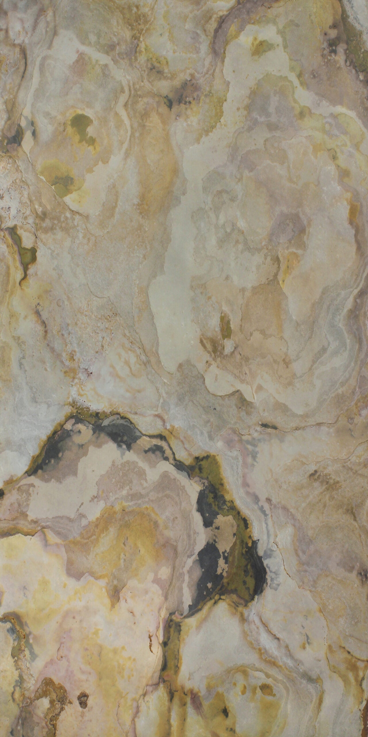 gros plan sur la feuille de pierre d'ardoise ierre de lune de l'abat-jour de la lampe  de l'atelier Maus