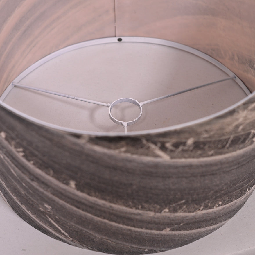 Détail de la structure de l'abat-jour en feuille de marbre Toronto. H22xL36cm. Atelier Maus